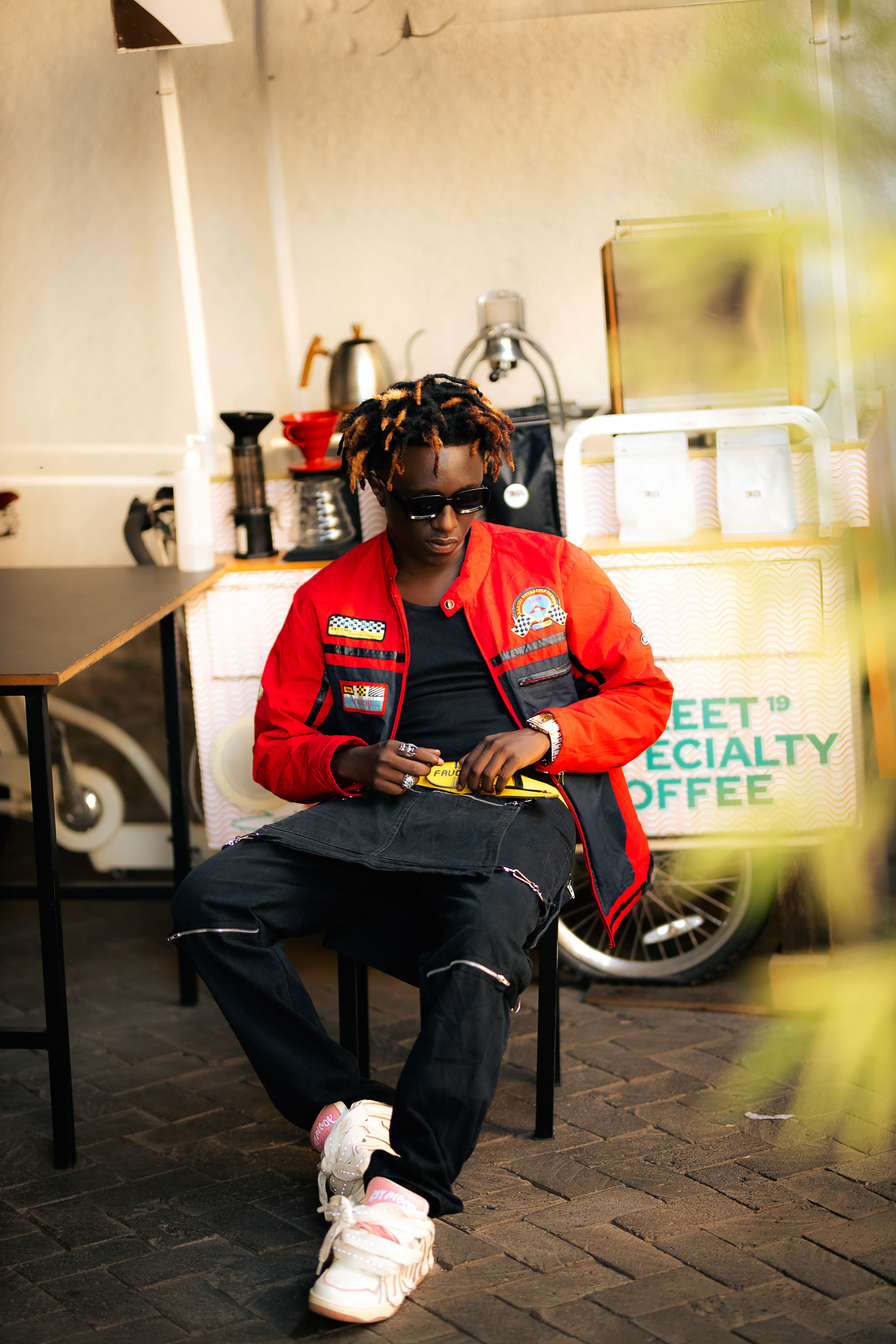 Yee fanta Sitting